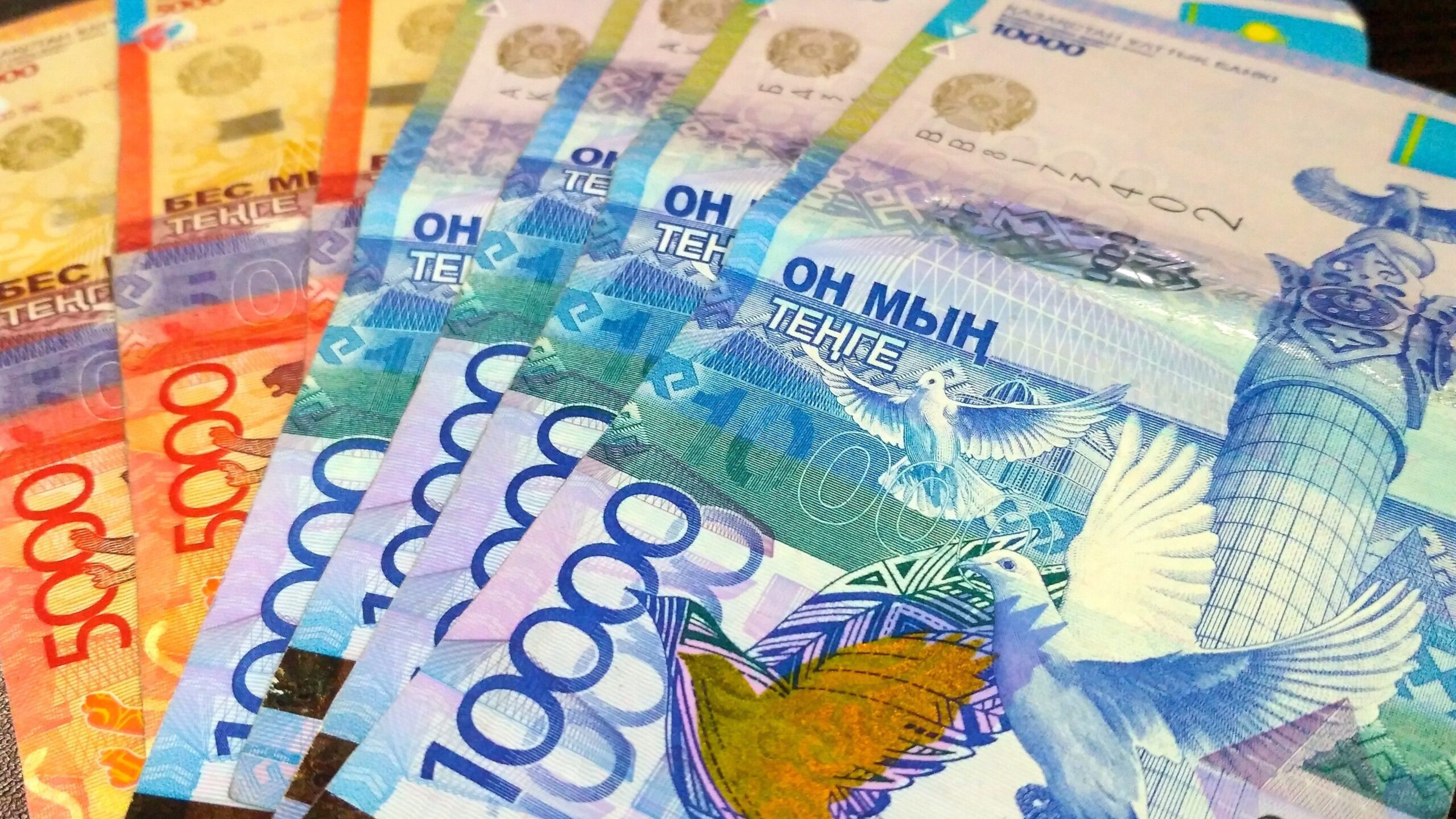 Можно ли делать ставки в тенге в онлайн-казино?